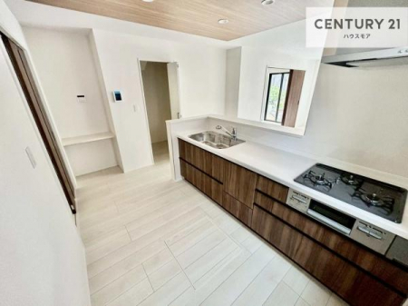 �L�b�`���@��l�C�̑Ζʎ��V�X�e���L�b�`�����̗p���Ă��܂��I���Ƒ��̃R�~���j�P�[�V���������R�Ƒ�����݌v�ł��B
���q�l�ɂ��ڂ��͂��̂Ŋ������ł��ˁB���[�͂�����܂��I