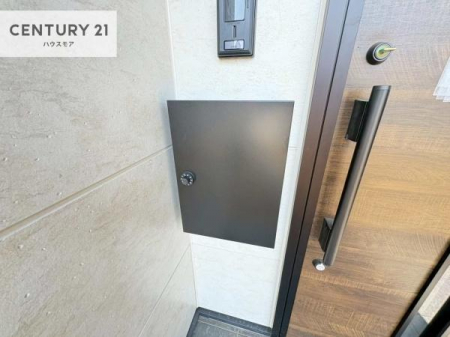 ���̑����n�@�O�ǂɐݒu���ꂽ�|�X�g�́A�O�σf�U�C���Ɣ��������a���Ȃ���A�g������ɂ��z�����ꂽ�֗��Ȑݔ��ł��B