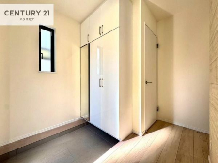 ���ց@�~���[�t���V���[�Y�{�b�N�X�t���Ȃ̂ŁA���ւ��Еt�����|�������₷���ł��I
�X�b�L���������ւŌ˂��J�����u�ԁA�������̂���S�n������Ԃ��o�}���Ă���܂��B