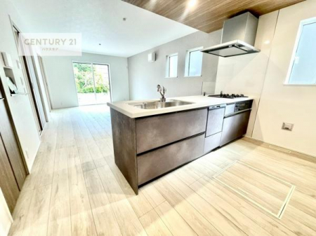 �L�b�`���@��l�C�̑Ζʎ��V�X�e���L�b�`�����̗p���Ă��܂��I���Ƒ��̃R�~���j�P�[�V���������R�Ƒ�����݌v�ł��B
���q�l�ɂ��ڂ��͂��̂Ŋ������ł��ˁB���[�͂�����܂��I