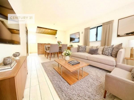 ���r���O�@�Ƌ��CG�p�[�X�ł��B�S�n�ǂ����r���O�͉Ƒ������R�ƏW�܂�܂��B�Ƒ��c�R�̎��Ԃ����������ł��B���Ƒ��ƁA����w�[���������Ԃ��߂��������ł��ˁB