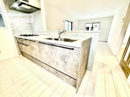 �L�b�`���@��l�C�̑Ζʎ��V�X�e���L�b�`�����̗p���Ă��܂��I���Ƒ��̃R�~���j�P�[�V���������R�Ƒ�����݌v�ł��B
���q�l�ɂ��ڂ��͂��̂Ŋ������ł��ˁI�L�X�g���ĉ��K�ō�Ƃ��i�݂܂��B