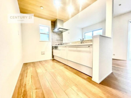 �L�b�`���@��l�C�̑Ζʎ��V�X�e���L�b�`�����̗p���Ă��܂��I���Ƒ��̃R�~���j�P�[�V���������R�Ƒ�����݌v�ł��B
���q�l�ɂ��ڂ��͂��̂Ŋ������ł��ˁB���[�͂�����܂��I