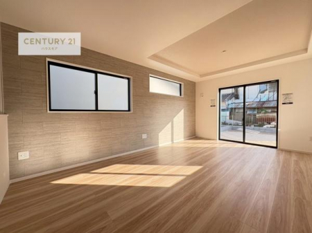 ���r���O�@�傫�ȑ����炽���Ղ�̗z���������閾�邢���r���O�B�J�����̂��郊�r���O�ŉƑ��c���̂��났�̎��Ԃ��߂����܂��B