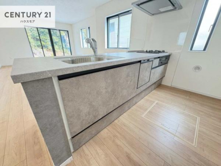 �L�b�`���@��l�C�̑Ζʎ��V�X�e���L�b�`�����̗p���Ă��܂��I���Ƒ��̃R�~���j�P�[�V���������R�Ƒ�����݌v�ł��B
���q�l�ɂ��ڂ��͂��̂Ŋ������ł��ˁI�L�X�g���ĉ��K�ō�Ƃ��i�݂܂��B