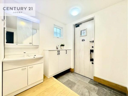 ���ց@�V���[�Y�{�b�N�X�t���Ȃ̂ŁA���ւ��Еt�����|�������₷���ł��I
�X�b�L���������ւŌ˂��J�����u�ԁA�������̂���S�n������Ԃ��o�}���Ă���܂��B
