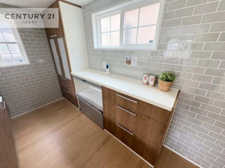 �L�b�`���@�J�b�v�{�[�h�t���̃L�b�`���ł��B
�L�b�`���͉����ƃK�`���K�`���������ł��B�d�q�����W�␆�ъ���u���܂����A��������̐H��͒I�Ɏ��[���\�ł��B