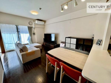 ���r���O�@�傫�ȑ����炽���Ղ�̗z���������閾�邢���r���O�B�J�����̂��郊�r���O�ŉƑ��c���̂��났�̎��Ԃ��߂����܂��B