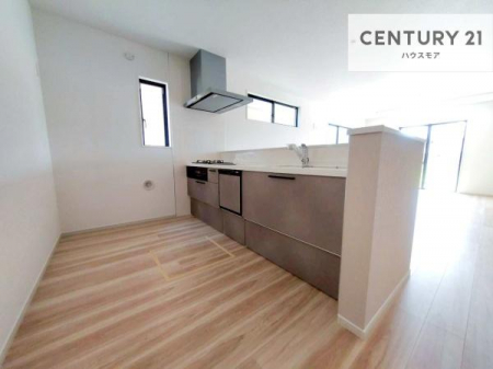 �L�b�`���@��l�C�̑Ζʎ��V�X�e���L�b�`�����̗p���Ă��܂��I���Ƒ��̃R�~���j�P�[�V���������R�Ƒ�����݌v�ł��B
���q�l�ɂ��ڂ��͂��̂Ŋ������ł��ˁB���[�͂�����܂��I