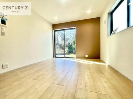 ���r���O�@�傫�ȑ����炽���Ղ�̗z���������閾�邢���r���O�B�J�����̂��郊�r���O�ŉƑ��c���̂��났�̎��Ԃ��߂����܂��B