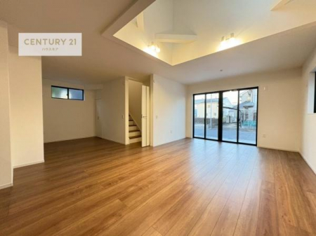 ���r���O�@�����Ƒ��Ɗ炪���킹���郊�r���O�C���K�i�I�R�~���j�P�[�V�������Ƃ�₷�����C���ӂ��LDK�����o�������܂��I
�㕔�����Ŗ��邭�J���������Ղ�̋�Ԃł��B