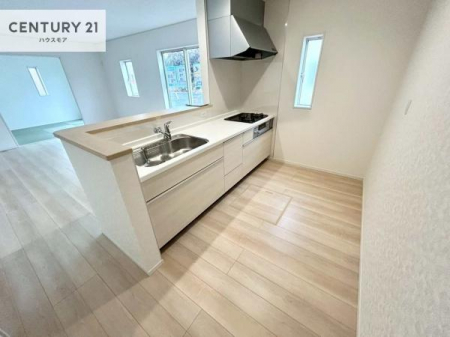 �L�b�`���@��l�C�̑Ζʎ��V�X�e���L�b�`�����̗p���Ă��܂��I���Ƒ��̃R�~���j�P�[�V���������R�Ƒ�����݌v�ł��B
���q�l�ɂ��ڂ��͂��̂Ŋ������ł��ˁI�L�X�g���ĉ��K�ō�Ƃ��i�݂܂��B