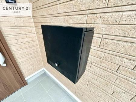 ���̑����n�@�O�ǂɐݒu���ꂽ�|�X�g�́A�O�σf�U�C���Ɣ��������a���Ȃ���A�g������ɂ��z�����ꂽ�֗��Ȑݔ��ł��B