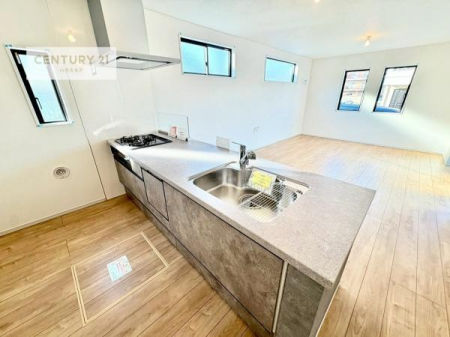 �L�b�`���@��l�C�̑Ζʎ��V�X�e���L�b�`�����̗p���Ă��܂��I���Ƒ��̃R�~���j�P�[�V���������R�Ƒ�����݌v�ł��B
���q�l�ɂ��ڂ��͂��̂Ŋ������ł��ˁI�L�X�g���ĉ��K�ɍ�Ƃ��i�݂܂��B