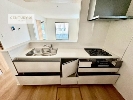 �L�b�`���@���[�͂̍����V�X�e���L�b�`���ŁA��������H�����������Еt���A�L�X�Ƃ�����Ԃŉ��K�ɗ������y���߂܂��B