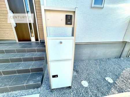 ���̑����n�@��z�{�b�N�X���������Ă��邽�߁A�s�ݎ��ł��ו��̎󂯎�肪�\�B
�Ĕz�B�̎�Ԃ��Ȃ��A�Z���������ł��X�g���X�Ȃ����p�ł��܂��B