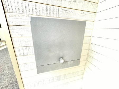 ���̑����n�@�O�ǂɐݒu���ꂽ�|�X�g�́A�O�σf�U�C���Ɣ��������a���Ȃ���A�g������ɂ��z�����ꂽ�֗��Ȑݔ��ł��B