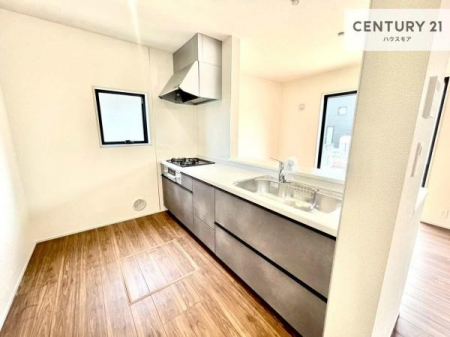 �L�b�`���@��l�C�̑Ζʎ��V�X�e���L�b�`�����̗p���Ă��܂��I���Ƒ��̃R�~���j�P�[�V���������R�Ƒ�����݌v�ł��B
���q�l�ɂ��ڂ��͂��̂Ŋ������ł��ˁI�L�X�g���ĉ��K�ō�Ƃ��i�݂܂��B