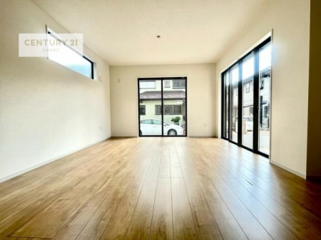 ���r���O�@�傫�ȑ����炽���Ղ�̗z���������閾�邢���r���O�B�J�����̂��郊�r���O�ŉƑ��c���̂��났�̎��Ԃ��߂����܂��B