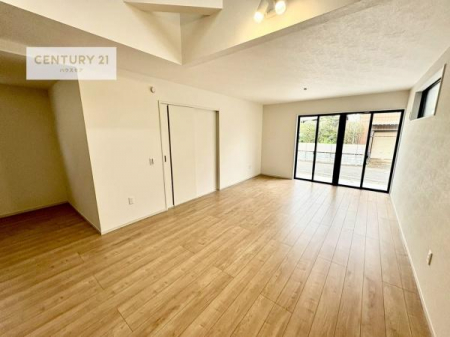 ���r���O�@�傫�ȑ����炽���Ղ�̗z���������閾�邢���r���O�B�J�����̂��郊�r���O�ŉƑ��c���̂��났�̎��Ԃ��߂����܂��I