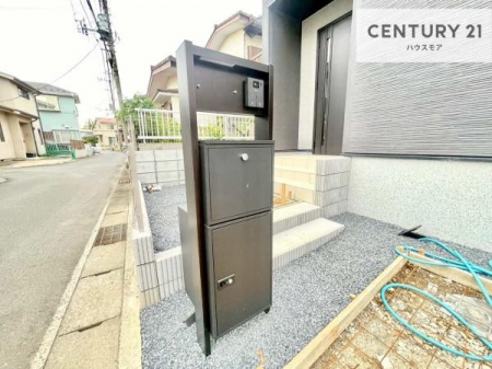 ���̑����n�@��z�{�b�N�X���������Ă��邽�߁A�s�ݎ��ł��ו��̎󂯎�肪�\�B
�Ĕz�B�̎�Ԃ��Ȃ��A�Z���������ł��X�g���X�Ȃ����p�ł��܂��B