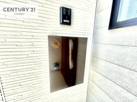 ���̑����n�@�O�ǂɐݒu���ꂽ�|�X�g�́A�O�σf�U�C���Ɣ��������a���Ȃ���A�g������ɂ��z�����ꂽ�֗��Ȑݔ��ł��B