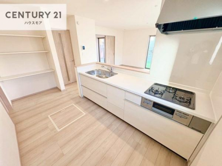 �L�b�`���@��Ƃ肠�钲���X�y�[�X�ō�Ƃ����₷�����K�ȃL�b�`���ł��I
���q�l�ƈꏏ�ɂ��َq������y���߂�L�X�X�y�[�X�ł��B�y�����������ԂɂȂ肻���ł��ˁI