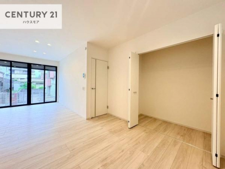 ���r���O�@��؂ȉƑ����W�܂邩�炱��LDK�ɂ͂�����肽���B
�q�����������C�ɏ΂��Ȃ��瑖�����Ă���p�����������u�L���Ƃɂ��ėǂ������v�Ǝv���u�Ԃł��B
���C�t�X�^�C���ɍ��킹�ĊԎd�؂�Ή��\�I