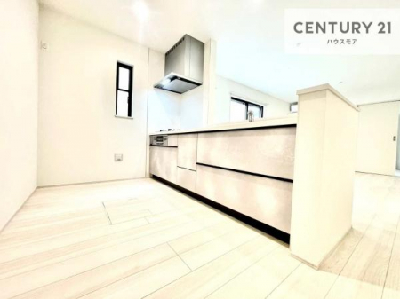 �L�b�`���@��l�C�̑Ζʎ��V�X�e���L�b�`�����̗p���Ă��܂��I���Ƒ��̃R�~���j�P�[�V���������R�Ƒ�����݌v�ł��B
���q�l�ɂ��ڂ��͂��̂Ŋ������ł��ˁI�L�X�g���ĉ��K�ō�Ƃ��i�݂܂��B