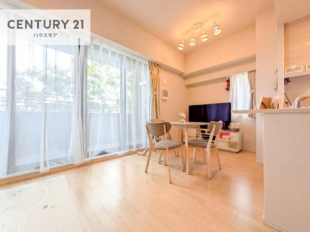 ���r���O�@�傫�ȑ����炽���Ղ�̗z���������閾�邢���r���O�B�J�����̂��郊�r���O�ŉƑ��c���̂��났�̎��Ԃ��߂����܂��I