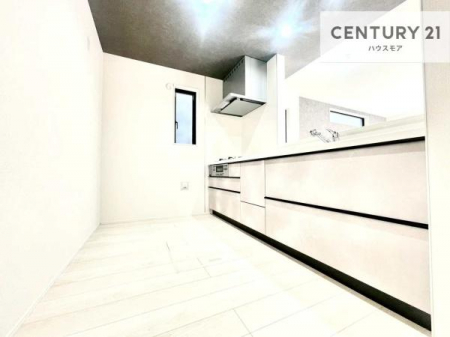 �L�b�`���@��l�C�̑Ζʎ��V�X�e���L�b�`�����̗p���Ă��܂��I���Ƒ��̃R�~���j�P�[�V���������R�Ƒ�����݌v�ł��B
���q�l�ɂ��ڂ��͂��̂Ŋ������ł��ˁI�L�X�g���ĉ��K�ō�Ƃ��i�݂܂��B