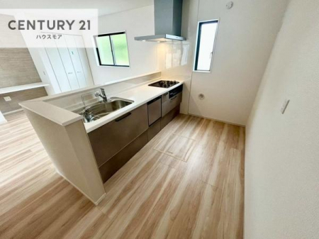 �L�b�`���@�l�C�̑Ζʎ��V�X�e���L�b�`�����̗p���Ă��܂��I���Ƒ��̃R�~���j�P�[�V���������R�Ƒ�����݌v�ł��B
���q�l�ɂ��ڂ��͂��̂Ŋ������ł��ˁI�L�X�g���ĉ��K�ō�Ƃ��i�݂܂��B
