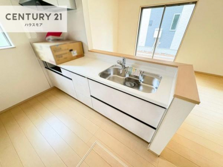 �L�b�`���@��l�C�̑Ζʎ��V�X�e���L�b�`�����̗p���Ă��܂��I���Ƒ��̃R�~���j�P�[�V���������R�Ƒ�����݌v�ł��B
���q�l�ɂ��ڂ��͂��̂Ŋ������ł��ˁI�L�X�g���ĉ��K�ō�Ƃ��i�݂܂��B
