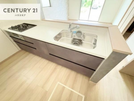 �L�b�`���@�l�C�̑Ζʎ��V�X�e���L�b�`�����̗p���Ă��܂��I���Ƒ��̃R�~���j�P�[�V���������R�Ƒ�����݌v�ł��B
���q�l�ɂ��ڂ��͂��̂Ŋ������ł��ˁI�L�X�g���ĉ��K�ō�Ƃ��i�݂܂��B