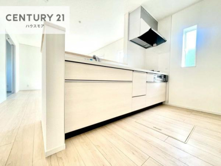 �L�b�`���@��l�C�̑Ζʎ��V�X�e���L�b�`�����̗p���Ă��܂��I���Ƒ��̃R�~���j�P�[�V���������R�Ƒ�����݌v�ł��B
���q�l�ɂ��ڂ��͂��̂Ŋ������ł��ˁI�L�X�g���ĉ��K�ō�Ƃ��i�݂܂��B