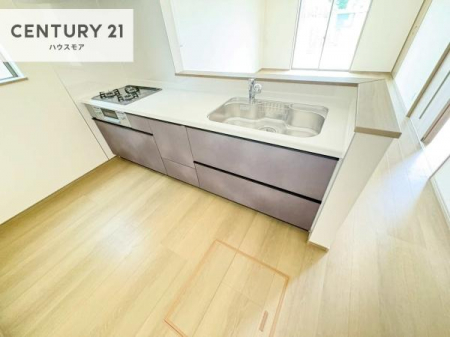 �L�b�`���@��l�C�̑Ζʎ��V�X�e���L�b�`�����̗p���Ă��܂��I���Ƒ��̃R�~���j�P�[�V���������R�Ƒ�����݌v�ł��B
���q�l�ɂ��ڂ��͂��̂Ŋ������ł��ˁI�L�X�g���ĉ��K�ō�Ƃ��i�݂܂��B