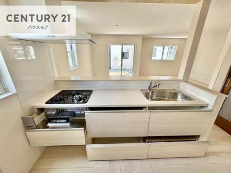 �L�b�`���@���[�͂̍����V�X�e���L�b�`���ŁA��������H�����������Еt���A�L�X�Ƃ�����Ԃŉ��K�ɗ������y���߂܂��B