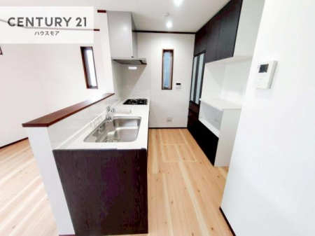 �L�b�`���@��l�C�̑Ζʎ��V�X�e���L�b�`�����̗p���Ă��܂��I���Ƒ��̃R�~���j�P�[�V���������R�Ƒ�����݌v�ł��B
���q�l�ɂ��ڂ��͂��̂Ŋ������ł��ˁI�L�X�g���ĉ��K�ō�Ƃ��i�݂܂��B�J�b�v�{�[�h�t���I