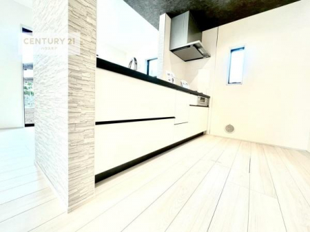 �L�b�`���@��l�C�̑Ζʎ��V�X�e���L�b�`�����̗p���Ă��܂��I���Ƒ��̃R�~���j�P�[�V���������R�Ƒ�����݌v�ł��B
���q�l�ɂ��ڂ��͂��̂Ŋ������ł��ˁI�L�X�g���ĉ��K�ō�Ƃ��i�݂܂��B