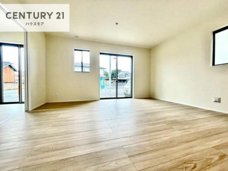 ���r���O�@�傫�ȑ����炽���Ղ�̗z���������閾�邢���r���O�B�J�����̂��郊�r���O�ŉƑ��c���̂��났�̎��Ԃ��߂����܂��I