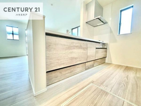 �L�b�`���@��l�C�̑Ζʎ��V�X�e���L�b�`�����̗p���Ă��܂��I���Ƒ��̃R�~���j�P�[�V���������R�Ƒ�����݌v�ł��B
���q�l�ɂ��ڂ��͂��̂Ŋ������ł��ˁI�L�X�g���ĉ��K�ō�Ƃ��i�݂܂��B