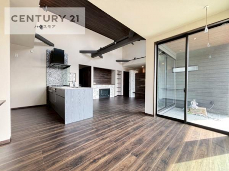 ���r���O�@�傫�ȑ����炽���Ղ�̗z���������閾�邢���r���O�B�J�����̂��郊�r���O�ŉƑ��c���̂��났�̎��Ԃ��߂����܂��B