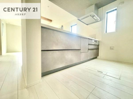 �L�b�`���@��l�C�̑Ζʎ��V�X�e���L�b�`�����̗p���Ă��܂��I���Ƒ��̃R�~���j�P�[�V���������R�Ƒ�����݌v�ł��B
���q�l�ɂ��ڂ��͂��̂Ŋ������ł��ˁI�L�X�g���ĉ��K�ō�Ƃ��i�݂܂��B