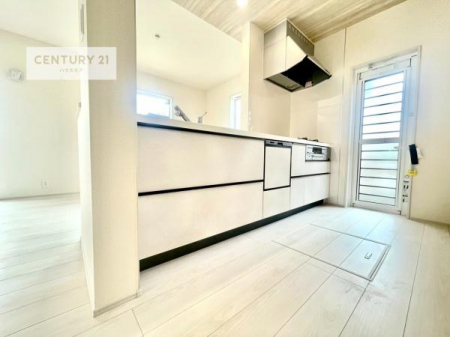 �L�b�`���@��l�C�̑Ζʎ��V�X�e���L�b�`�����̗p���Ă��܂��I���Ƒ��̃R�~���j�P�[�V���������R�Ƒ�����݌v�ł��B
���q�l�ɂ��ڂ��͂��̂Ŋ������ł��ˁI�L�X�g���ĉ��K�ō�Ƃ��i�݂܂��B