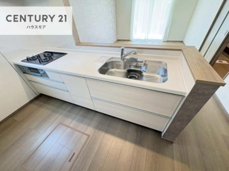 �L�b�`���@��l�C�̑Ζʎ��V�X�e���L�b�`�����̗p���Ă��܂��I���Ƒ��̃R�~���j�P�[�V���������R�Ƒ�����݌v�ł��B
���q�l�ɂ��ڂ��͂��̂Ŋ������ł��ˁI�L�X�g���ĉ��K�ō�Ƃ��i�݂܂��B