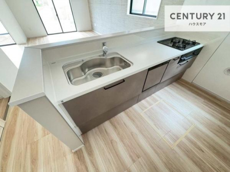 �L�b�`���@��l�C�̑Ζʎ��V�X�e���L�b�`�����̗p���Ă��܂��I���Ƒ��̃R�~���j�P�[�V���������R�Ƒ�����݌v�ł��B
���q�l�ɂ��ڂ��͂��̂Ŋ������ł��ˁI�L�X�g���ĉ��K�ō�Ƃ��i�݂܂��B