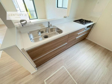 �L�b�`���@��l�C�̑Ζʎ��V�X�e���L�b�`�����̗p���Ă��܂��I���Ƒ��̃R�~���j�P�[�V���������R�Ƒ�����݌v�ł��B
���q�l�ɂ��ڂ��͂��̂Ŋ������ł��ˁI�L�X�g���ĉ��K�ō�Ƃ��i�݂܂��B