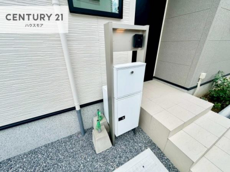 ���̑����n�@��z�{�b�N�X���������Ă��邽�߁A�s�ݎ��ł��ו��̎󂯎�肪�\�B
�Ĕz�B�̎�Ԃ��Ȃ��A�Z���������ł��X�g���X�Ȃ����p�ł��܂��B