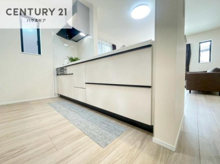 �L�b�`���@��l�C�̑Ζʎ��V�X�e���L�b�`�����̗p���Ă��܂��I���Ƒ��̃R�~���j�P�[�V���������R�Ƒ�����݌v�ł��B
���q�l�ɂ��ڂ��͂��̂Ŋ������ł��ˁI�L�X�g���ĉ��K�ō�Ƃ��i�݂܂��B