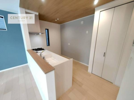 �L�b�`���@��l�C�̑Ζʎ��V�X�e���L�b�`�����̗p���Ă��܂��I���Ƒ��̃R�~���j�P�[�V���������R�Ƒ�����݌v�ł��B
���q�l�ɂ��ڂ��͂��̂Ŋ������ł��ˁI�L�X�g���ĉ��K�ō�Ƃ��i�݂܂��B